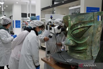 Topeng perunggu dari situs Sanxingdui di Sichuan