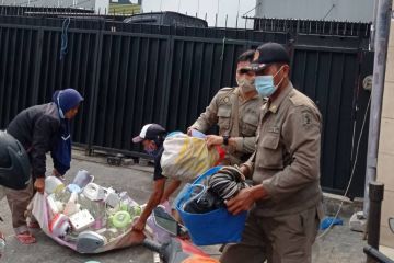 Ratusan PKL di pinggir Jalan Gembong Surabaya ditertibkan