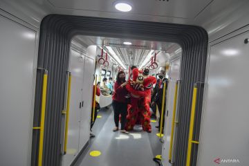 Barongsai hibur penumpang LRT Jakarta