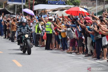 Presiden Joko Widodo naik motor dari Sibisa ke Parapat