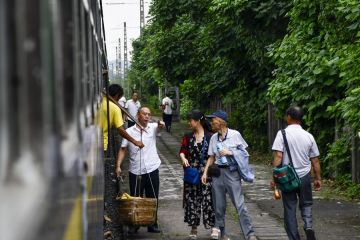 Kereta lambat berubah jadi bazar bergerak untuk para pembeli saat Festival Musim Semi