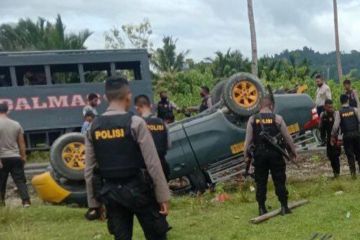 Mobil Sabhara Polres SBB terbalik tiga anggota luka ringan