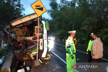 13 orang meninggal dalam kecelakaan tunggal bus pariwisata di Bantul