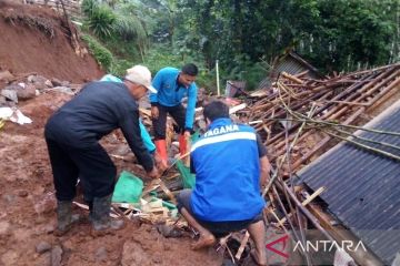 Satu keluarga di Cianjur tertimbun bangunan rumah ambruk