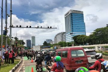 Buruh yang demo di depan Gedung DPR RI bubarkan diri