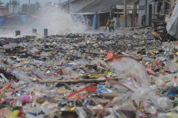 Sampah kiriman dari gelombang tinggi