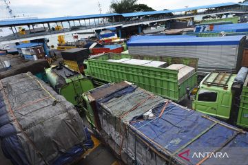 Arus penyeberangan di Pelabuhan Merak terhambat akibat cuaca buruk