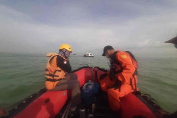 Perahu bocor, tim SAR gabungan cari nelayan Indramayu yang hilang