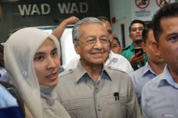 Dua tokoh politik Malaysia positif COVID-19
