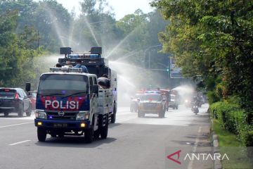 Tim gabungan di Solo semprot disinfektan serentak cegah COVID-19