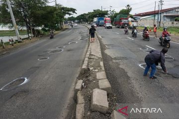 Jalur pantura di Pekalongan berlubang