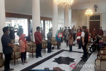 Menteri Sosial serahkan bantuan ATENSI kepada 42 warga di Kediri