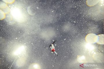 Aksi latihan ski freestyle dalam guyuran hujan salju