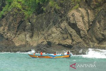 20 orang terseret arus Pantai Payangan Jember saat ritual