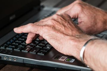 Cara membantu lansia gunakan internet
