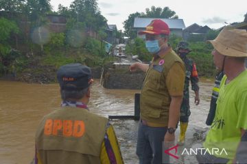 Gubernur NTB Zulkieflimansyah tinjau korban banjir di Sumbawa