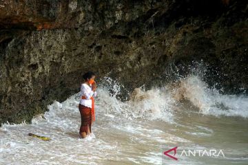 Melasti di Pantai Ngobaran