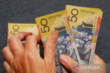 Dolar AS datar di awal sesi Asia, Aussie jatuh karena inflasi melambat