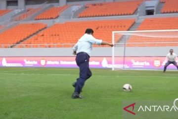 Anies bobol gawang Ridwan Kamil saat main sepak bola di JIS