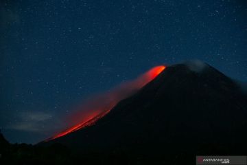 Merapi meluncurkan lava pijar sejauh dua kilometer ke barat daya