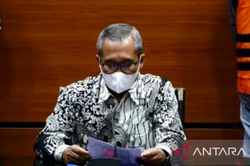 KPK menahan dua tersangka kasus suap pemeriksaan pajak