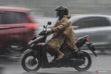 Sebagian wilayah Jakarta diprediksi hujan disertai petir pada Sabtu
