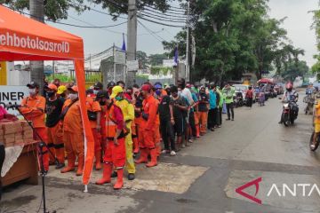 Pengemudi Ojol dan sopir Bajaj dapat nasi kotak gratis di Taman Sari