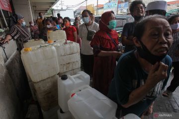 Antrean pembeli minyak goreng curah khusus pedagang