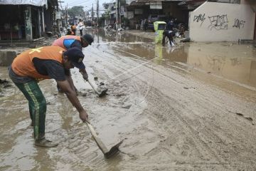 Bersihkan lumpur usai banjir Bekasi