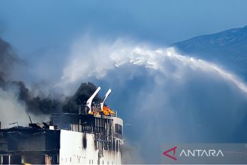 Kapal feri berpenumpang 288 orang di Yunani terbakar