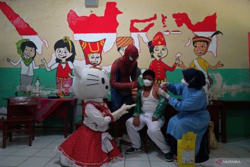 Petugas "Super Hero" ajak anak-anak untuk ikut vaksin COVID-19