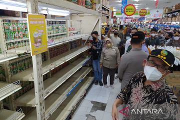 Ada info langka, Bupati Banyumas sidak stok minyak goreng di agen-toko