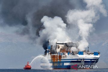 Penumpang ditemukan hidup dalam kebakaran feri di Yunani, 11 hilang