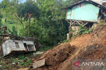 Satu rumah ambruk akibat longsor di Campaka Cianjur