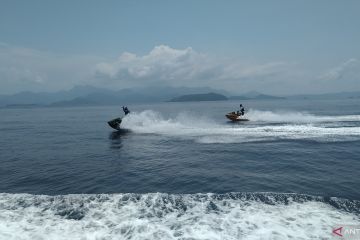 Wagub Sumbar dengan jet ski taklukkan jalur laut Padang-Mentawai