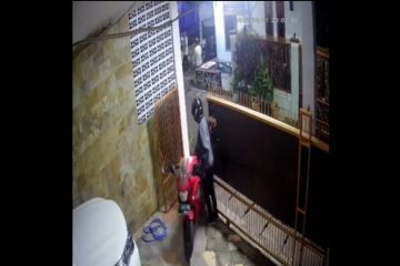 Aksi pencurian motor sport di Matraman terekam CCTV
