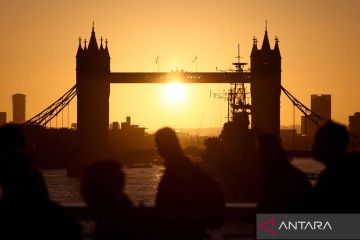 Suasana Kota London dan warganya saat matahari terbit