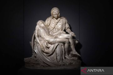 Pameran patung seniman Michaelangelo dalam berbagai versi