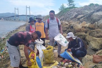 Peneliti BRIN : Sampah plastik dominasi hutan mangrove Teluk Ambon