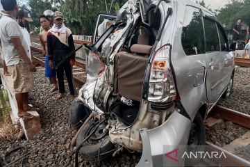 Korban meninggal akibat mobil tertabrak KA Bangunkarta jadi dua orang