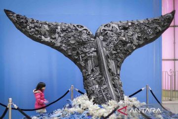 Pameran patung "Washed Ashore" dari sampah plastik laut