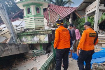 Ribuan warga Pasaman Barat mengungsi karena gempa