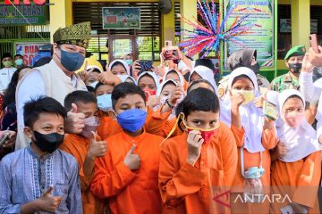 Menko Perekonomian Airlangga pantau vaksinasi anak di SD 158 Pekanbaru