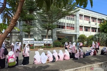 Siswa dipulangkan akibat gempa