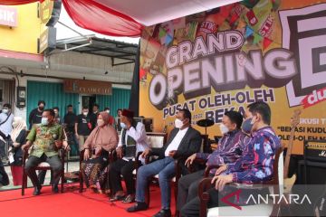 Pusat oleh-oleh kreasi 90 UMKM Bekasi resmi dibuka