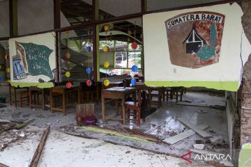 Kondisi sekolah yang rusak akibat gempa bumi di Pasaman Barat