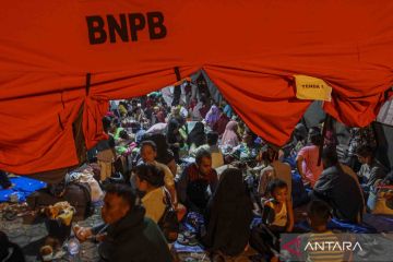 Warga korban gempa bumi mengungsi di halaman kantor Bupati Pasaman Barat