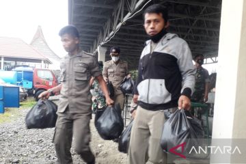 Pemkab Pasaman Barat bagikan makanan ke pengungsi