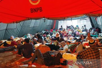 Ribuan warga Pasaman Barat korban gempa bermalam di tenda darurat