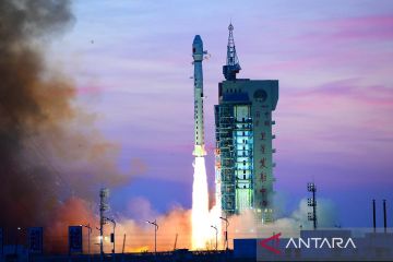 China luncurkan roket Long March-4C yang membawa satelit L-SAR 01B